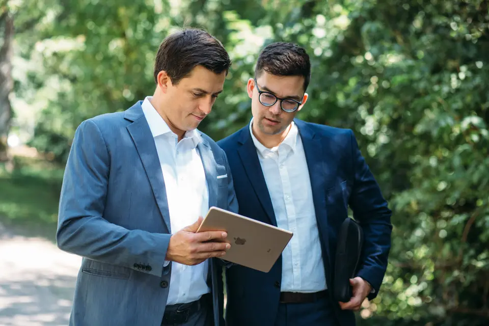 Jakob und Anselm Schilk arbeiten gemeinsam an einem anspruchsvollen Finanzierungsfall