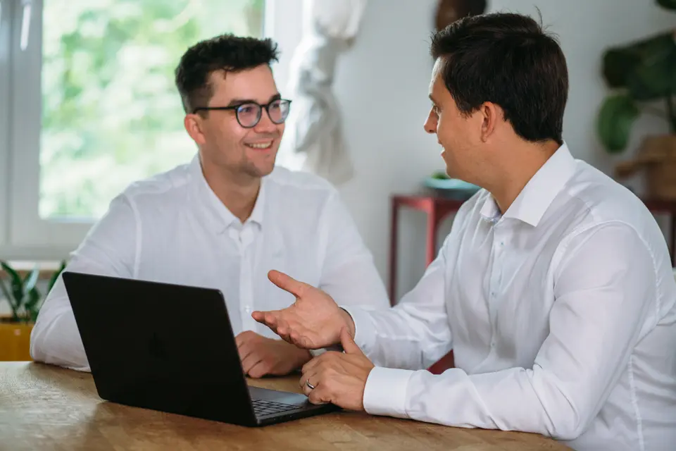 Jakob und Anselm Schilk arbeiten gemeinsam an einem anspruchsvollen Finanzierungsfall